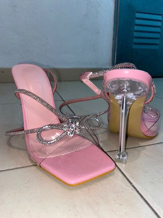 Zapatos de tacón rosa con pedrería