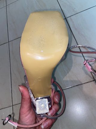 Zapatos de tacón rosa con pedrería