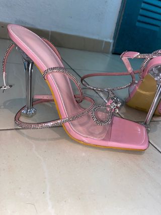 Zapatos de tacón rosa con pedrería
