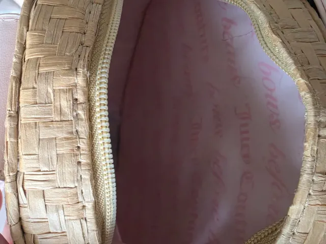 Bolso redondo tejido con lazo rosa