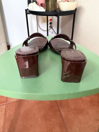 Sandalias Zara tacón marrón efecto piel