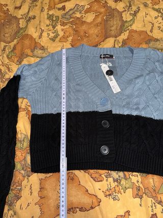 Maglione crop con bottoni