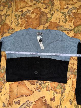 Maglione crop con bottoni