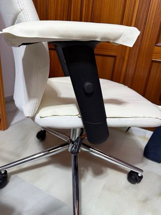 Silla de escritorio blanca con ruedas