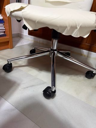 Silla de escritorio blanca con ruedas