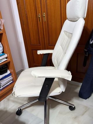 Silla de escritorio blanca con ruedas