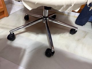 Silla de escritorio blanca con ruedas