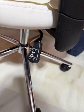 Silla de escritorio blanca con ruedas