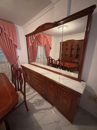 Aparador de madera con espejo