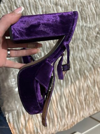 Zapato tacón Zara morado lazo pedrería
