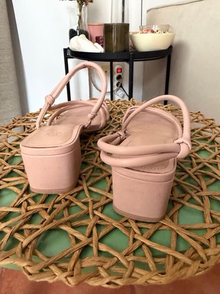 Sandalias rosas de tacón