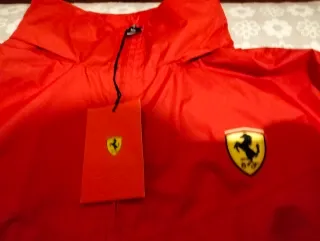 Chaqueta Ferrari Roja Shell.Cortavientos con gorro