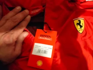 Chaqueta Ferrari Roja Shell.Cortavientos con gorro