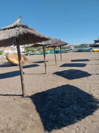 Sombrilla de playa de mimbre