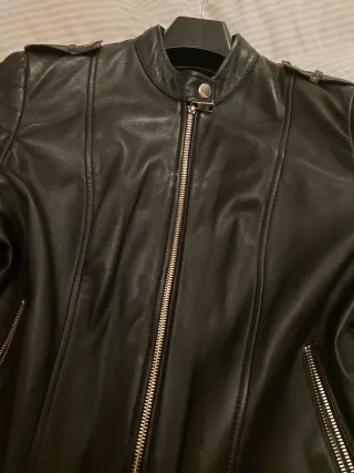 Cazadora de piel negra