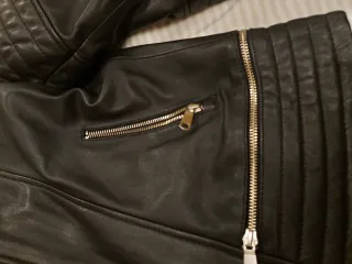 Cazadora de piel negra