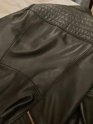 Cazadora de piel negra