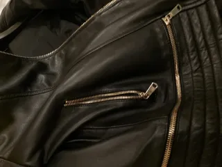 Cazadora de piel negra