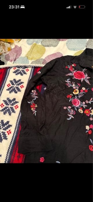 Camisa larga negra bordada