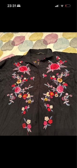 Camisa larga negra bordada
