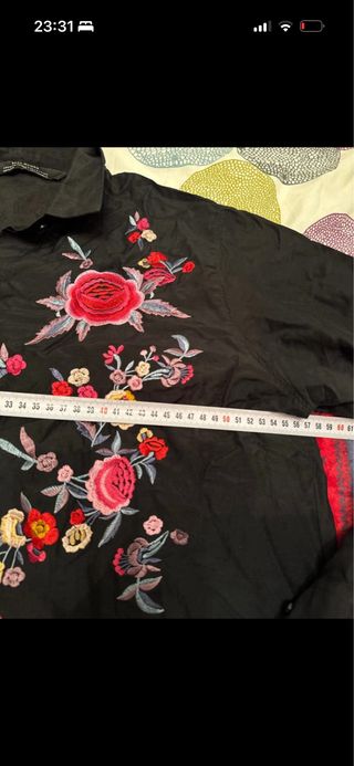 Camisa larga negra bordada