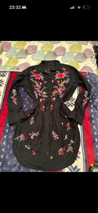 Camisa larga negra bordada