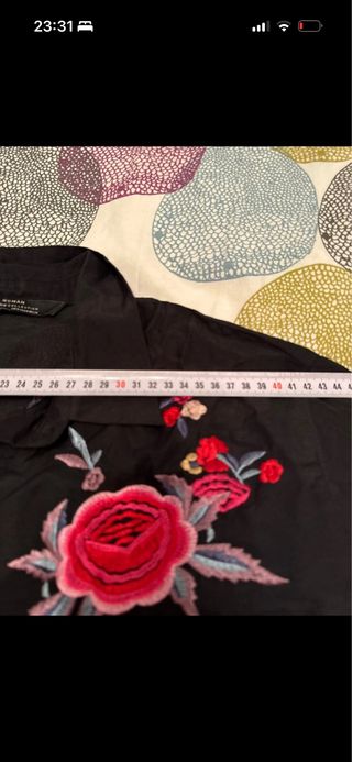 Camisa larga negra bordada