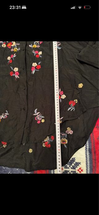 Camisa larga negra bordada