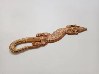 Decoración pared salamandra madera artesanal