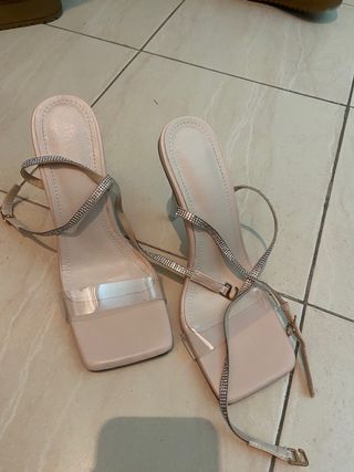 Zapatos de tacón beige con tiras brillantes