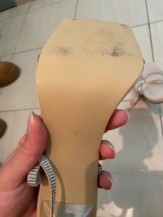 Zapatos de tacón beige con tiras brillantes