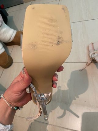 Zapatos de tacón beige con tiras brillantes