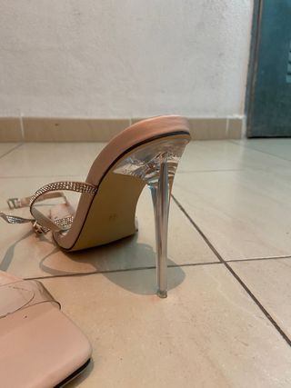 Zapatos de tacón beige con tiras brillantes