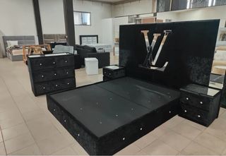 Dormitorio negro y plata con canapé
