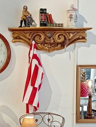 Estantería de madera tallada