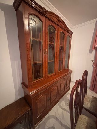 Vitrina de madera y cristal