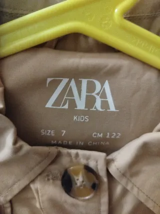Gabardina Zara Niña Beige Talla 7 años.