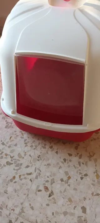 Arenero para gato con puerta