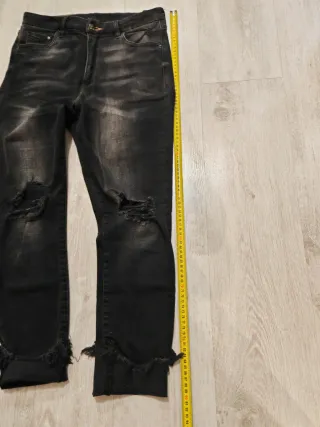 Jeans neri strappati