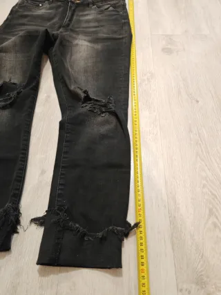 Jeans neri strappati