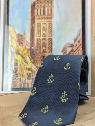 Corbata azul con anclas verdes