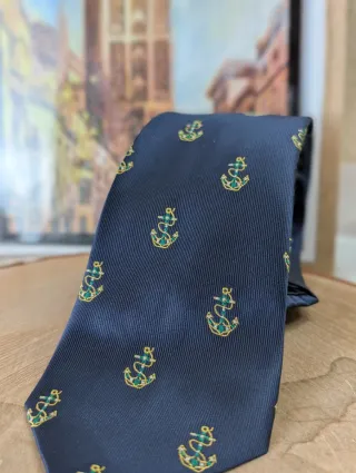 Corbata azul con anclas verdes