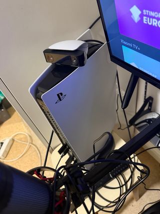 Consola PS5 1TB Blanca con un mando precientado