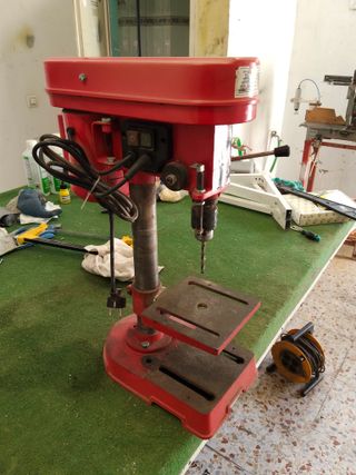 Taladro de columna rojo