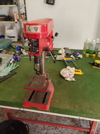 Taladro de columna rojo