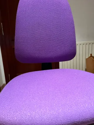 Silla de escritorio morada con ruedas
