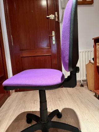 Silla de escritorio morada con ruedas