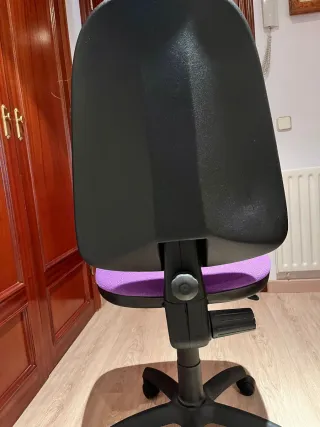Silla de escritorio morada con ruedas