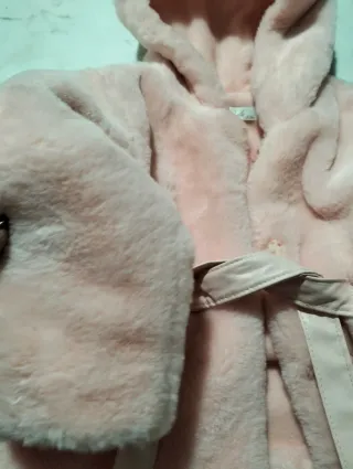 Pellicciotto rosa con cappuccio e cintura