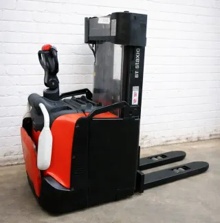 Apilador Eléctrico BT con plataforma abatible